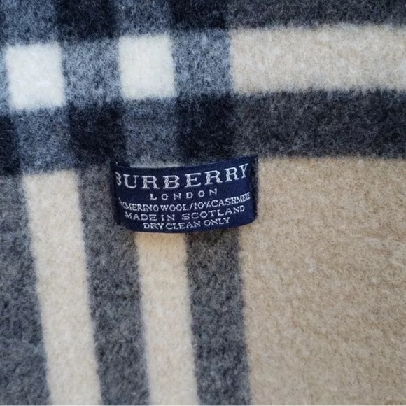Burberry Helena Shawl Wrap with Pockets - Picture 7 of 7